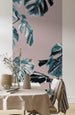 Komar Monstera Rose Blauw Non Woven Wall Mural 100x250cm 1 baan Ambiance | Yourdecoration.com